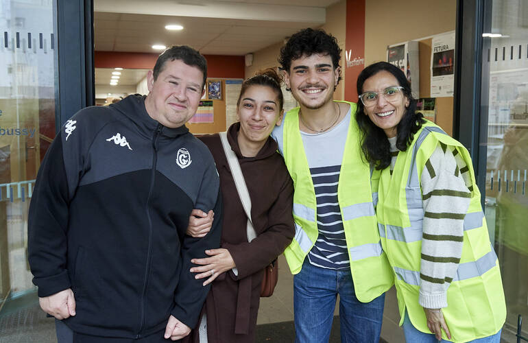Distribution des paniers solidaires au gymnase Anatole-France